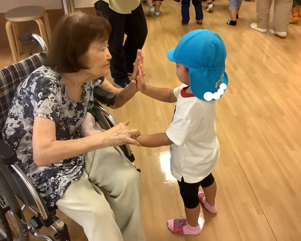 子どもたちが施設内散歩にきてくれました！